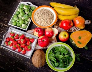 צלחת ירקות עם סיבים בננה, כרוב ניצנים תותים