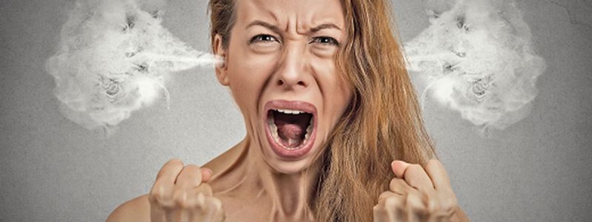 אישה משתגעת ויוצא לה עשן מהאוזניים