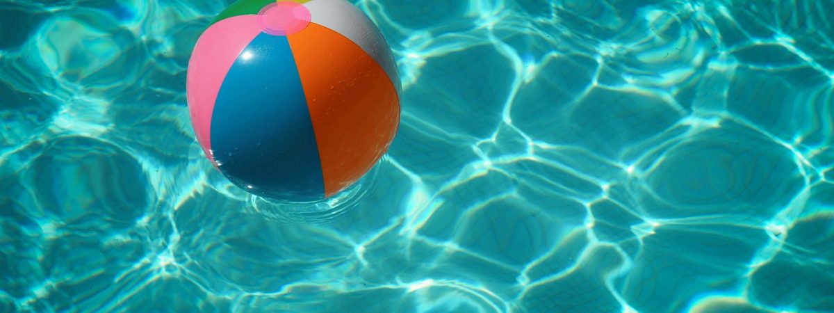בריכה עם כדור מים